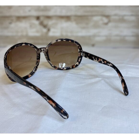 Vintage Oversized Fashion Sunglasses in Faux Tortoiseshell - Picture 4 of 15